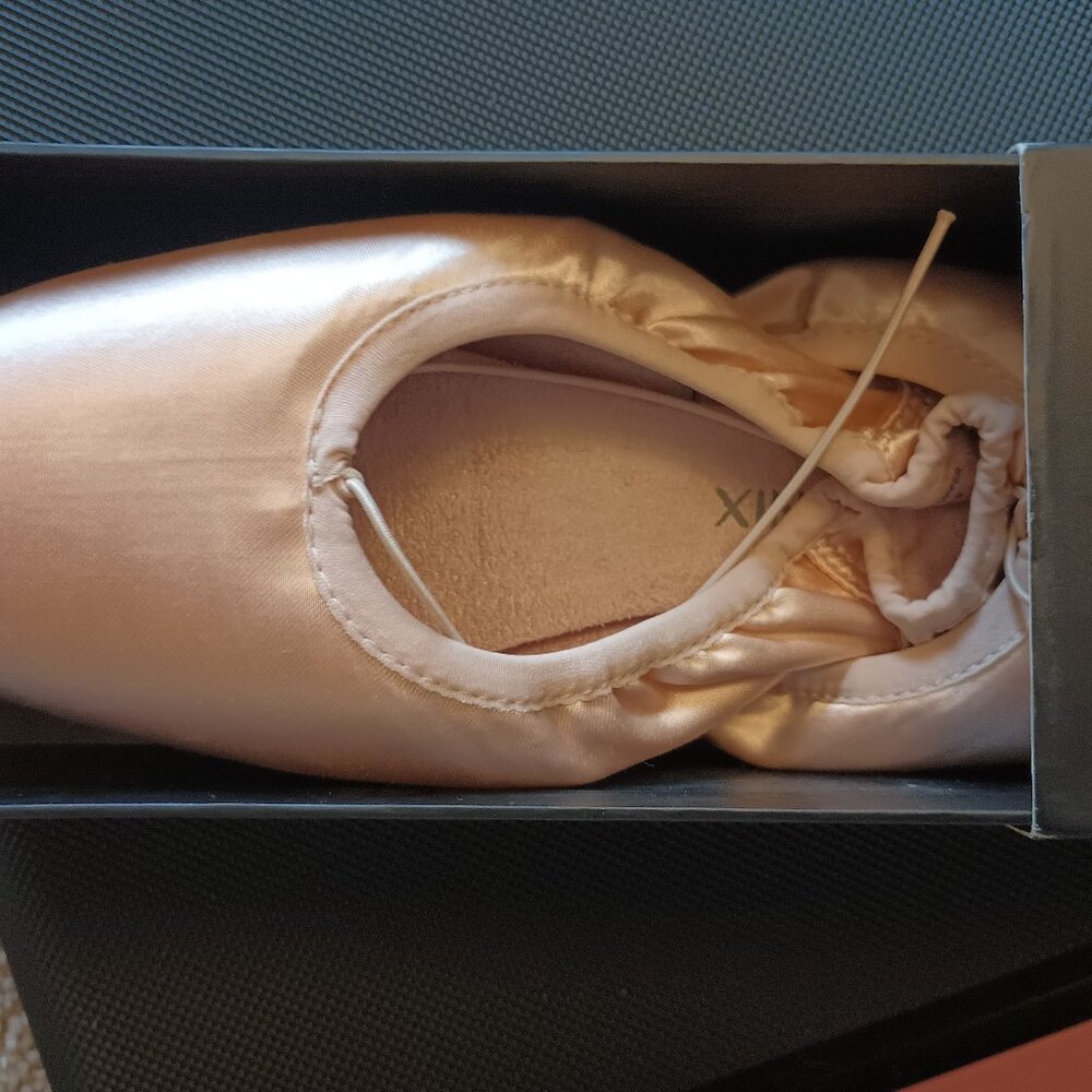 1146w Capezio Phoenix pointe shoes 10m